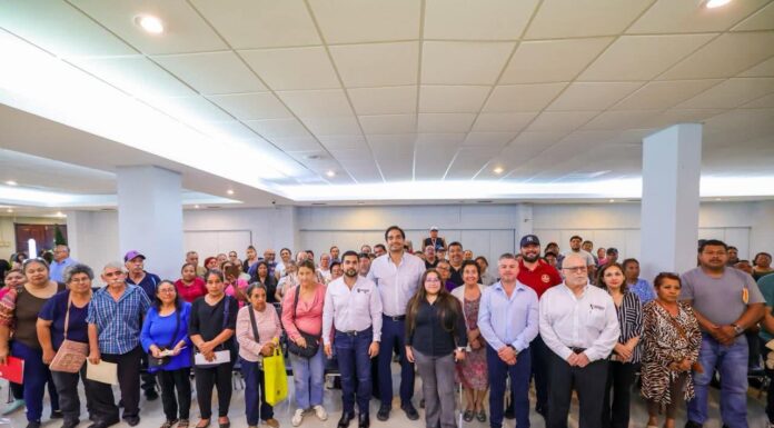 COMPARTE CARLOS PEÑA ORTIZ CON COMERCIANTES AMBULANTES EL PROGRAMA SUBSIDIO DEL AGUA
