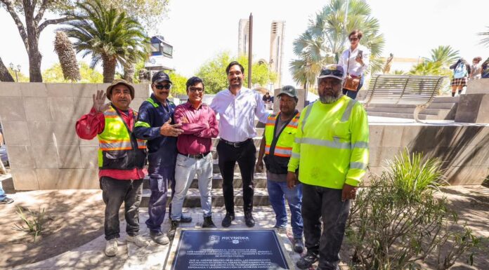 COLOCARON JÓVENES Y ALCALDE UNA CÁPSULA DEL TIEMPO EN LA PLAZA PRINCIPAL DE REYNOSA