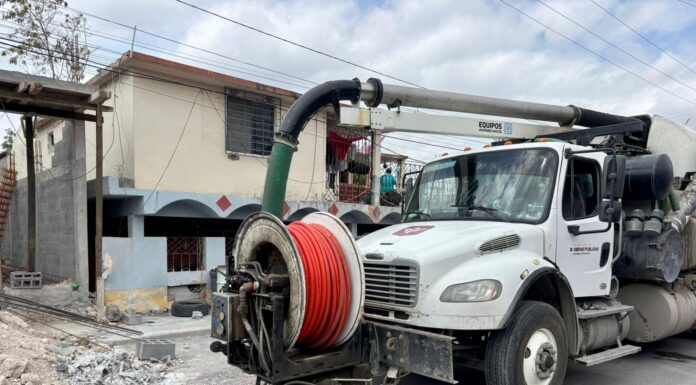 COORDINA CARLOS PEÑA ORTIZ DESAZOLVE DE RED SANITARIA CON EQUIPOS DE OBRAS PÚBLICAS
