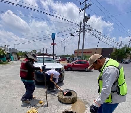 EXHORTA COMAPA DE REYNOSA A EVITAR TIRAR BASURA Y LLANTAS EN ALCANTARILLAS