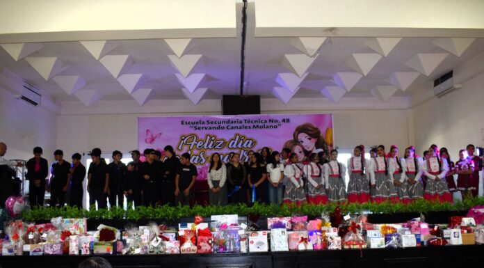 FESTEJAN EN GRANDE A MADRECITAS DE LA SECUNDARIA TÉCNICA 48