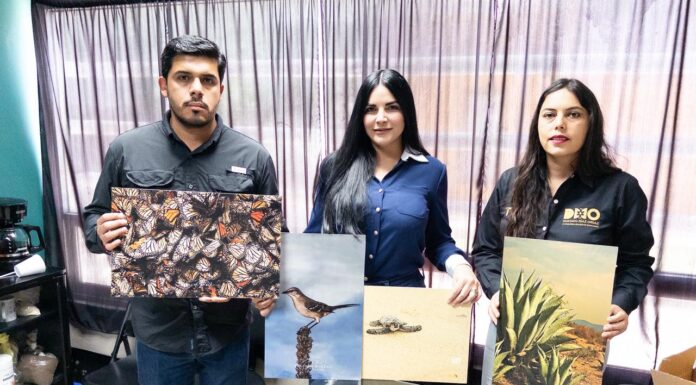 RECIBEN DONACIÓN DE LIBROS Y DIBUJOS PARA BIBLIOTECA MUNICIPAL