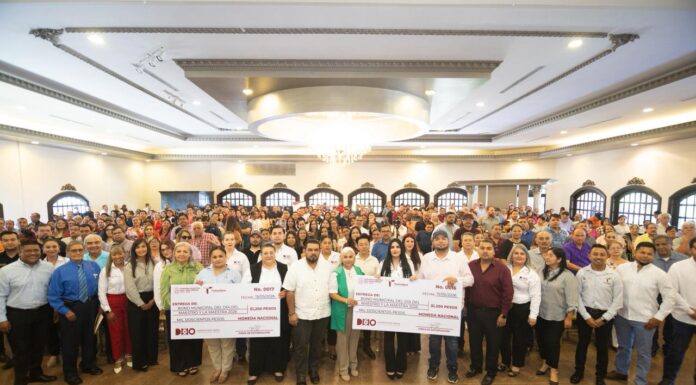 CON ENTREGA DE BONO MUNICIPAL RECONOCEN LABOR DE LOS TRABAJADORES DE LA EDUCACIÓN
