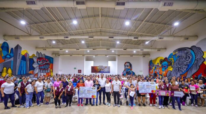ENCABEZÓ CARLOS PEÑA ORTIZ ENTREGA DE TARJETAS DE BECA RITA CETINA