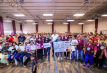 ENTREGÓ CARLOS PEÑA ORTIZ TARJETAS DE BECA RITA CETINA CON ALEXANDER ALAN BOLAÑOS TINOCO, COORDINADOR DEL PROGRAMA