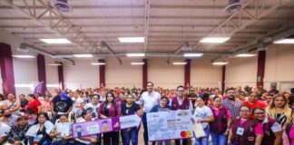 ENTREGÓ CARLOS PEÑA ORTIZ TARJETAS DE BECA RITA CETINA CON ALEXANDER ALAN BOLAÑOS TINOCO, COORDINADOR DEL PROGRAMA