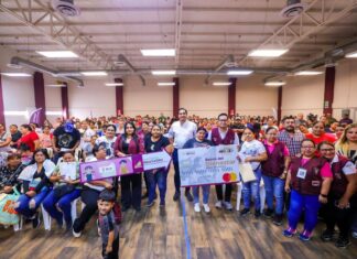ENTREGÓ CARLOS PEÑA ORTIZ TARJETAS DE BECA RITA CETINA CON ALEXANDER ALAN BOLAÑOS TINOCO, COORDINADOR DEL PROGRAMA