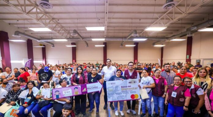 ENTREGÓ CARLOS PEÑA ORTIZ TARJETAS DE BECA RITA CETINA CON ALEXANDER ALAN BOLAÑOS TINOCO, COORDINADOR DEL PROGRAMA