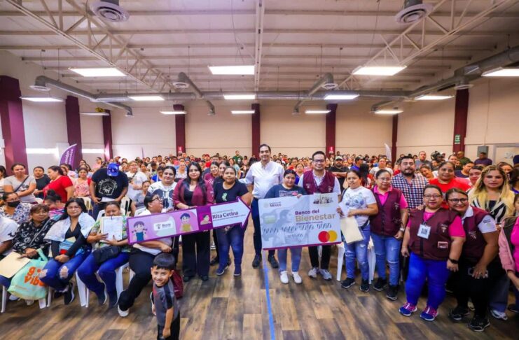 ENTREGÓ CARLOS PEÑA ORTIZ TARJETAS DE BECA RITA CETINA CON ALEXANDER ALAN BOLAÑOS TINOCO, COORDINADOR DEL PROGRAMA