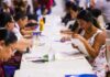 RECIBIERON PADRES DE FAMILIA TARJETAS DE BECAS RITA CETINA EN EL AUDITORIO MUNICIPAL