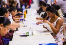 RECIBIERON PADRES DE FAMILIA TARJETAS DE BECAS RITA CETINA EN EL AUDITORIO MUNICIPAL