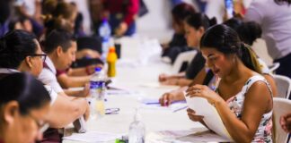 RECIBIERON PADRES DE FAMILIA TARJETAS DE BECAS RITA CETINA EN EL AUDITORIO MUNICIPAL