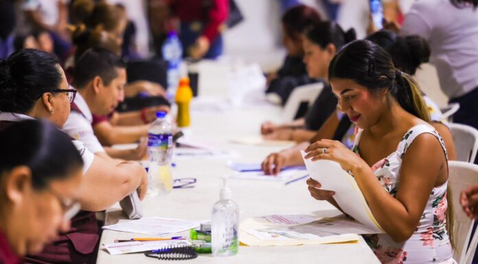RECIBIERON PADRES DE FAMILIA TARJETAS DE BECAS RITA CETINA EN EL AUDITORIO MUNICIPAL