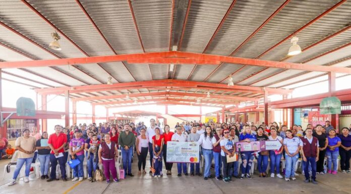 ENTREGÓ CARLOS PEÑA ORTIZ BECAS RITA CETINA EN PRIMARIA DE JARACHINA SUR