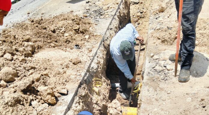 TRABAJA COMAPA EN REPARACIÓN DE CAÍDOS EN LA COLONIA ANZALDÚAS