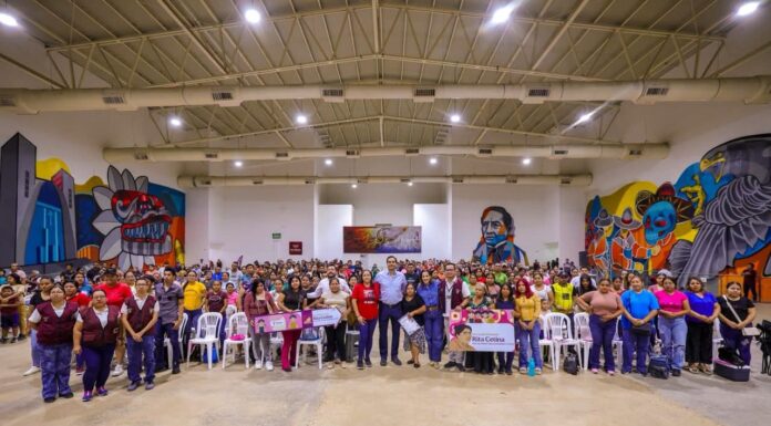 ENCABEZÓ CARLOS PEÑA ORTIZ ENTREGA DE TARJETAS DE BECAS RITA CETINA EN REYNOSA