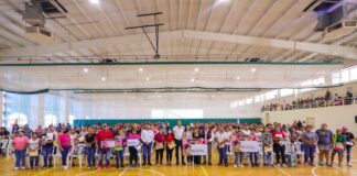 RECIBIERON EN REYNOSA TARJETAS DE BECA RITA CETINA, ENTREGADAS POR EL ALCALDE CARLOS PEÑA ORTIZ