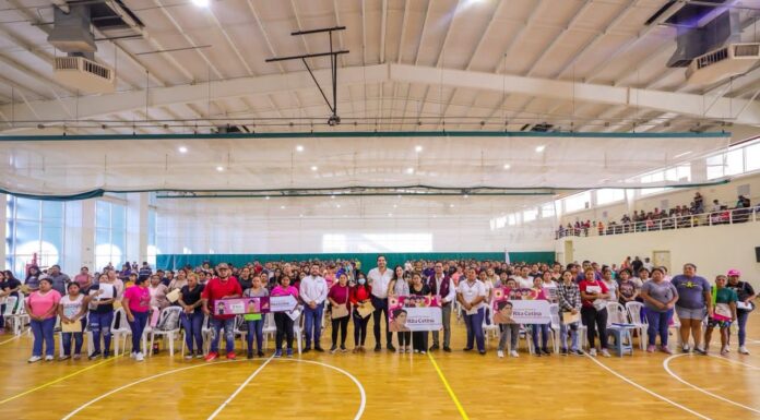 RECIBIERON EN REYNOSA TARJETAS DE BECA RITA CETINA, ENTREGADAS POR EL ALCALDE CARLOS PEÑA ORTIZ