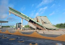 CAJA DE DOBLE REMOLQUE SE DESPRENDE Y TERMINA EN GASOLINERA DE CAMARGO