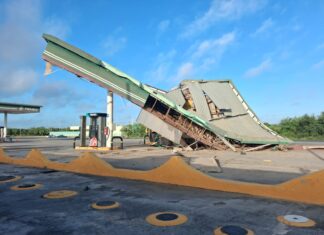 CAJA DE DOBLE REMOLQUE SE DESPRENDE Y TERMINA EN GASOLINERA DE CAMARGO