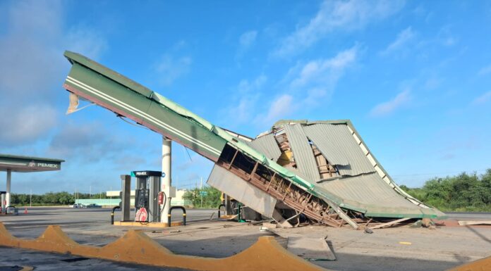 CAJA DE DOBLE REMOLQUE SE DESPRENDE Y TERMINA EN GASOLINERA DE CAMARGO