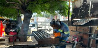 GOBIERNO DE REYNOSA FABRICA Y COLOCA REJILLAS PLUVIALES PARA OPTIMIZAR RECURSOS Y MEJORAR INFRAESTRUCTURA URBANA