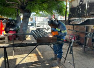 GOBIERNO DE REYNOSA FABRICA Y COLOCA REJILLAS PLUVIALES PARA OPTIMIZAR RECURSOS Y MEJORAR INFRAESTRUCTURA URBANA