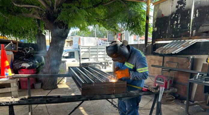GOBIERNO DE REYNOSA FABRICA Y COLOCA REJILLAS PLUVIALES PARA OPTIMIZAR RECURSOS Y MEJORAR INFRAESTRUCTURA URBANA