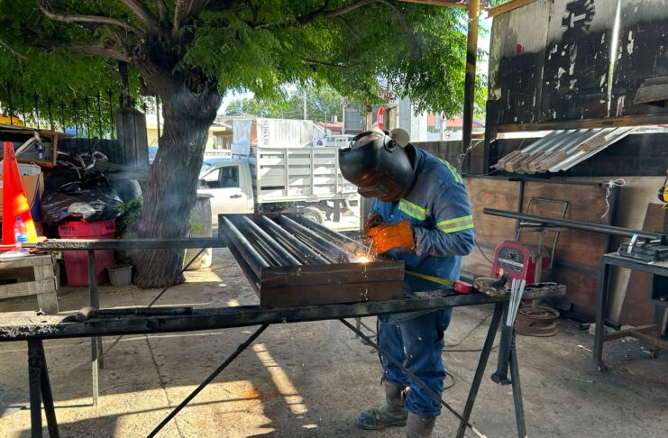 GOBIERNO DE REYNOSA FABRICA Y COLOCA REJILLAS PLUVIALES PARA OPTIMIZAR RECURSOS Y MEJORAR INFRAESTRUCTURA URBANA