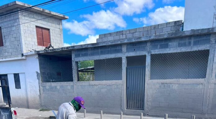 REALIZÓ COMAPA LIMPIEZA DE POZOS DE VISITA EN LA COLONIA HUMBERTO VALDEZ RICHAUD