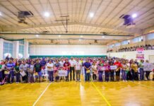 FESTEJARON GOBIERNO MUNICIPAL Y PADRES DE FAMILIA ENTREGA DE TARJETAS DE BECAS