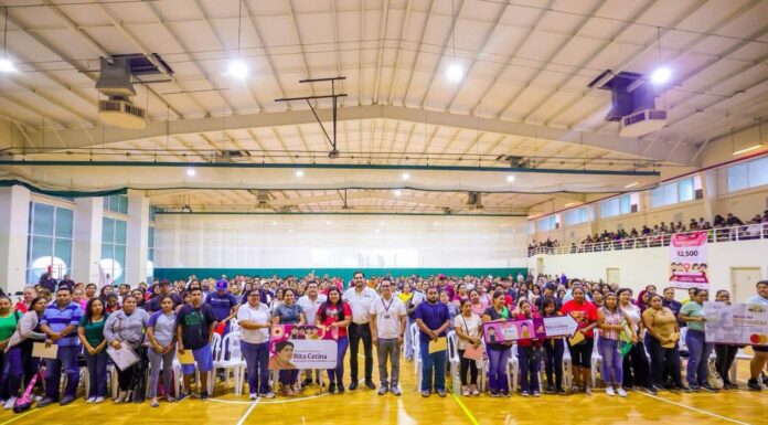 FESTEJARON GOBIERNO MUNICIPAL Y PADRES DE FAMILIA ENTREGA DE TARJETAS DE BECAS
