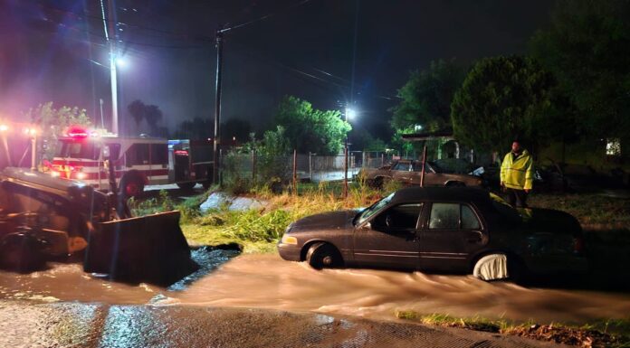 PROTECCIÓN CIVIL AUXILIA A AUTOMOVILISTAS AFECTADOS POR LLUVIAS EN DÍAZ ORDAZ