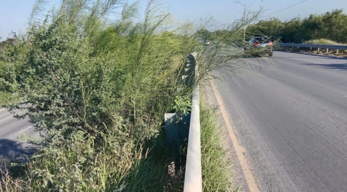 DAN MANTENIMIENTO A DEFENSAS METÁLICAS PARA REFORZAR LA SEGURIDAD VIAL EN REYNOSA.