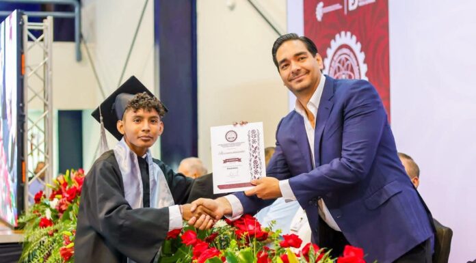PRESIDIÓ ALCALDE CARLOS PEÑA ORTIZ GRADUACIÓN DE GENERACIÓN LIII DEL CBTIS 7 CON LA DIRECTORA BRENDA LILIA GODINA TOVÍAS