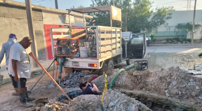 REPARA COMAPA FUGA DE AGUA POTABLE EN LA COLONIA 16 DE SEPTIEMBRE