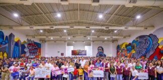 ENCABEZÓ CARLOS PEÑA ORTIZ ENTREGA DE TARJETAS CON NADIA OCHOA COORDINADORA ESTATAL DE BECAS RITA CETINA