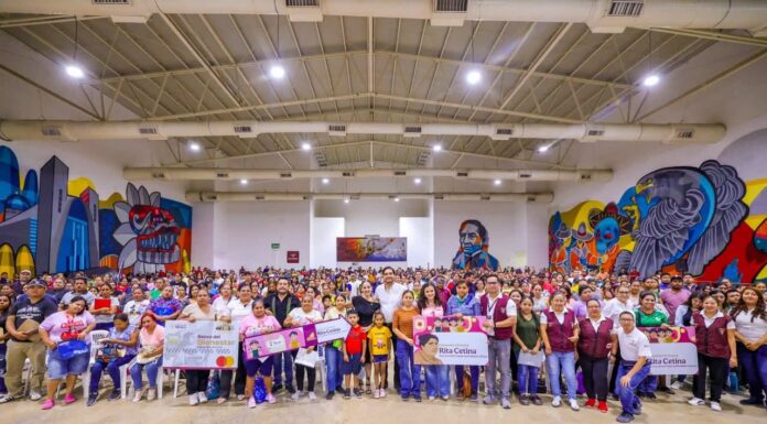 ENCABEZÓ CARLOS PEÑA ORTIZ ENTREGA DE TARJETAS CON NADIA OCHOA COORDINADORA ESTATAL DE BECAS RITA CETINA