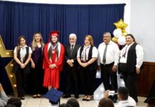 FELICITA GOBIERNO DEL BIOL. RAMIRO CORTEZ A GRADUADOS DE SECUNDARIA Y PREPARATORIA DEL EAGLE COLLEGE