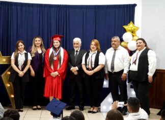FELICITA GOBIERNO DEL BIOL. RAMIRO CORTEZ A GRADUADOS DE SECUNDARIA Y PREPARATORIA DEL EAGLE COLLEGE
