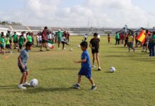 FOMENTAN PRÁCTICA DEL FÚTBOL EN CAMPAMENTO DE VERANO DEL POLIDEPORTIVO