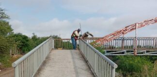 GOBIERNO DE REYNOSA DA MANTENIMIENTO A PUENTE PEATONAL PARA REFORZAR SEGURIDAD DE HABITANTES