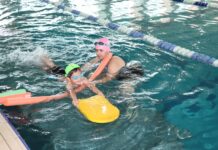 RECIBEN CLASES DE NATACIÓN EN EL CAMPAMENTO DE VERANO DEL POLIDEPORTIVO