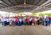 RECIBIERON FAMILIAS DE EL OLMO A CARLOS PEÑA ORTIZ EN ESCUELA PRIMARIA