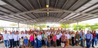 RECIBIERON FAMILIAS DE EL OLMO A CARLOS PEÑA ORTIZ EN ESCUELA PRIMARIA