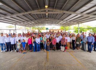 RECIBIERON FAMILIAS DE EL OLMO A CARLOS PEÑA ORTIZ EN ESCUELA PRIMARIA