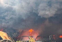 ATENDIÓ PROTECCIÓN CIVIL Y BOMBEROS INCENDIO EN CORRALÓN DE VEHÍCULOS