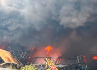 ATENDIÓ PROTECCIÓN CIVIL Y BOMBEROS INCENDIO EN CORRALÓN DE VEHÍCULOS