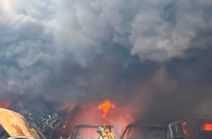 ATENDIÓ PROTECCIÓN CIVIL Y BOMBEROS INCENDIO EN CORRALÓN DE VEHÍCULOS
