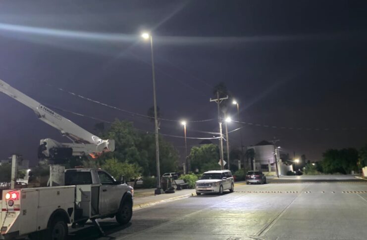 REFUERZAN ALUMBRADO PÚBLICO EN PLAZA DE RANCHO GRANDE EN REYNOSA